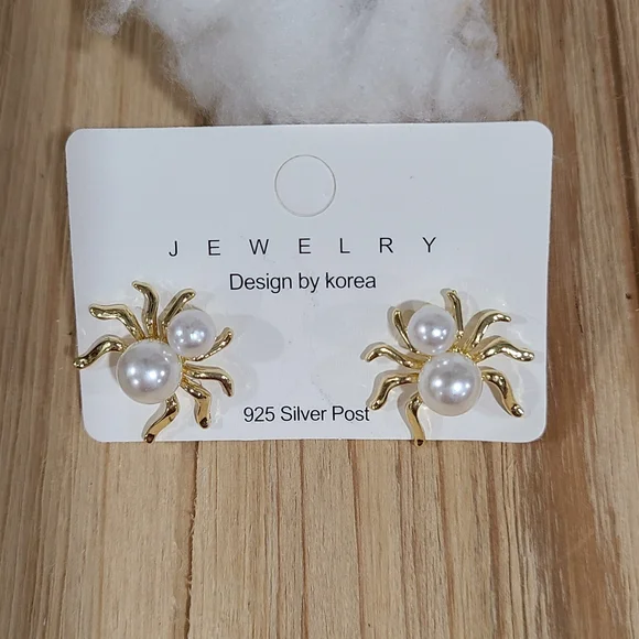 🕷🕷NEW🕷🕷GORGEOUS!! Faux Pearl Spider Earrings in 925 Silver Posts - Picture 14 of 16